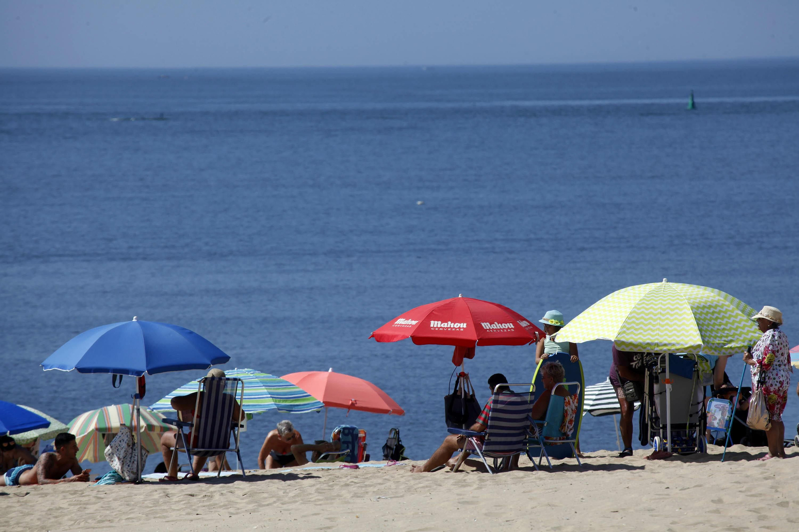 Bañistas se relajan bajo las sombrillas en la playa de 'La Gaviota'