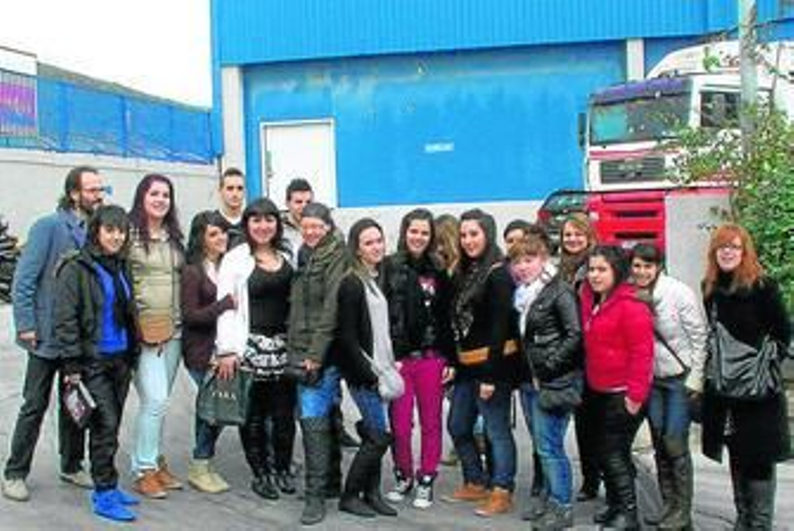 Los alumnos del Sierra Luna durante su visita a la conservera de La Línea.