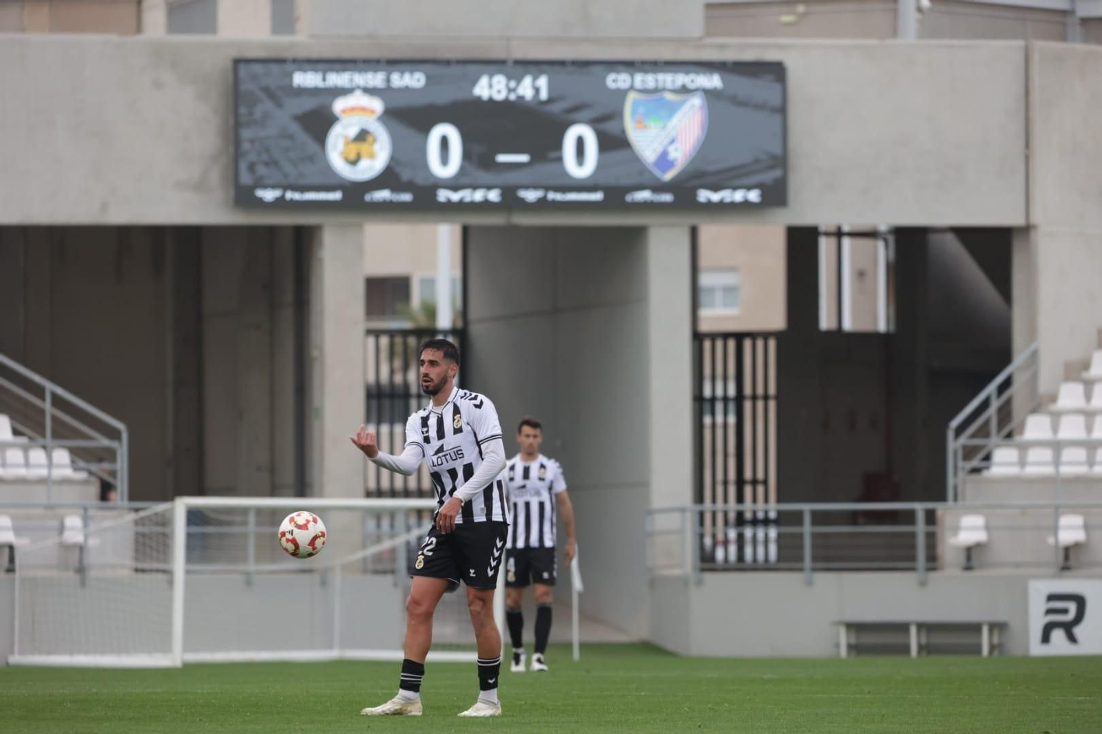 Álex Hernández, con el nuevo marcador electrónico de fondo