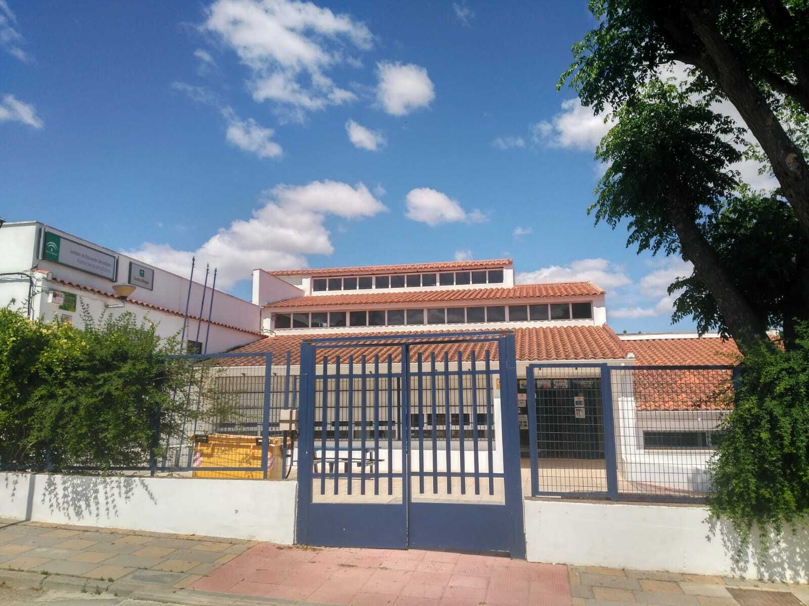 Una de las entradas del centro educativo