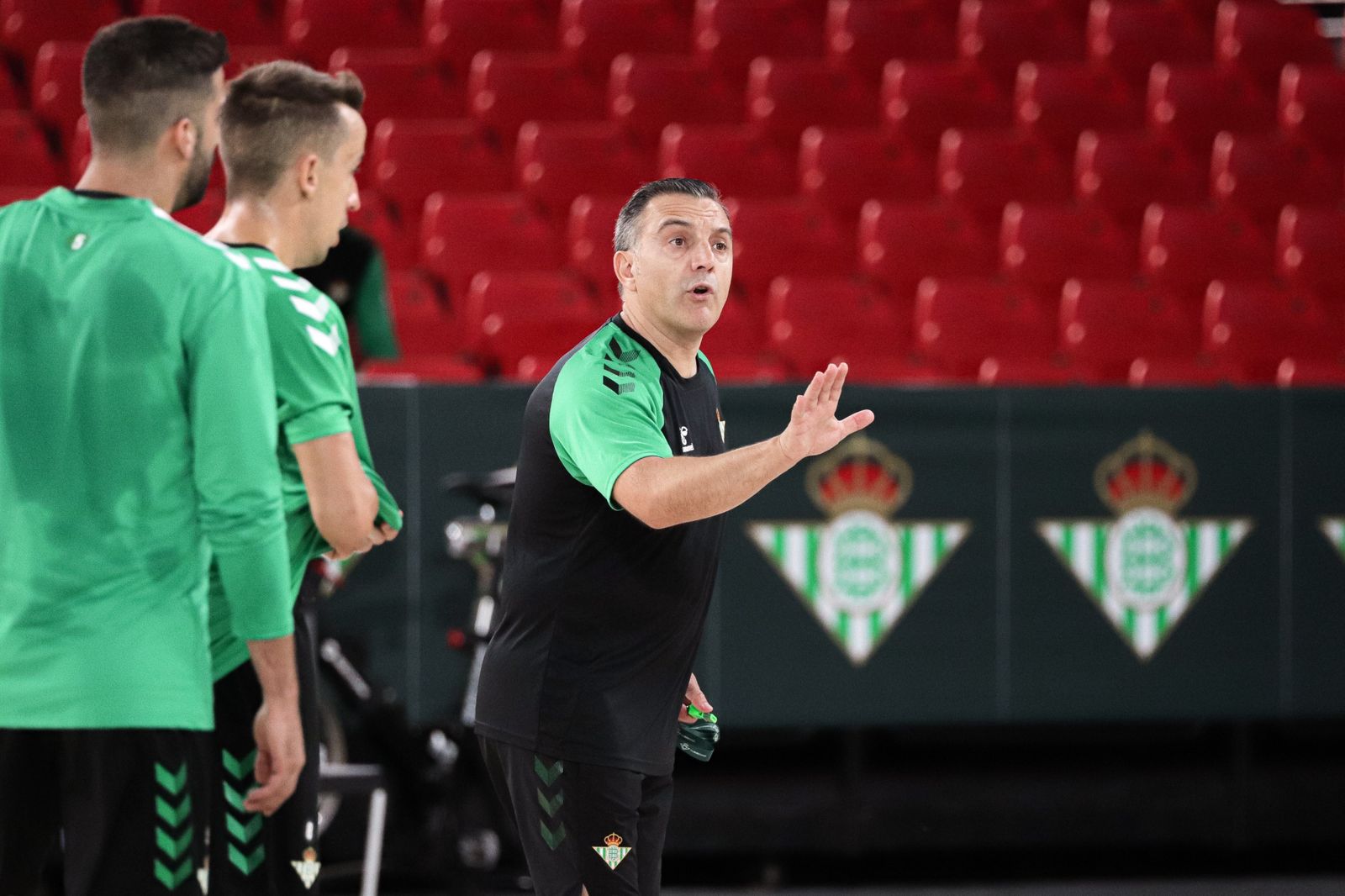 Bruno García da indicaciones a los suyos durante un entrenamiento de esta semana