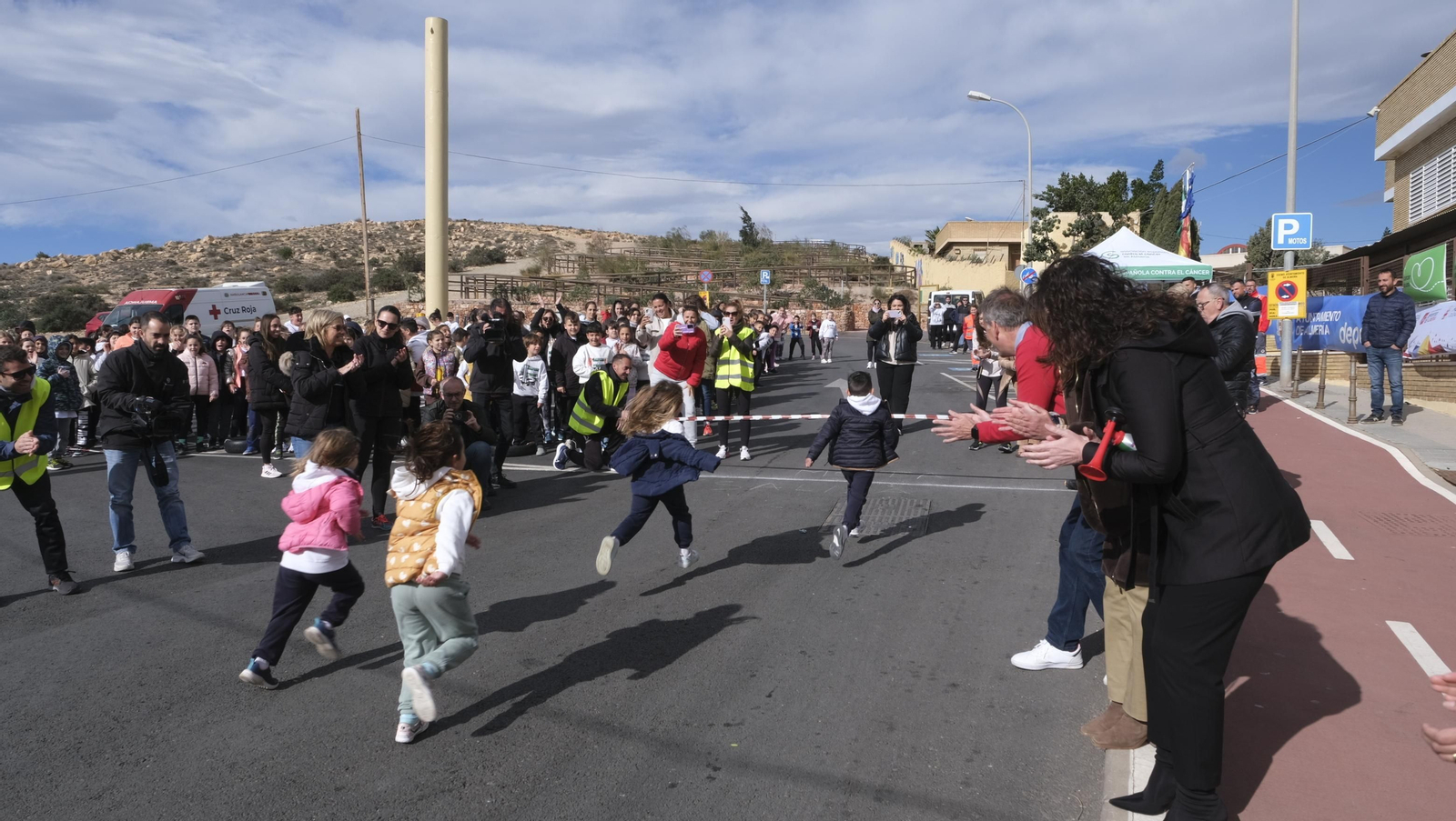 Imágenes de la carrera infantil contra el cáncer en el CEIP Francisco de Goya