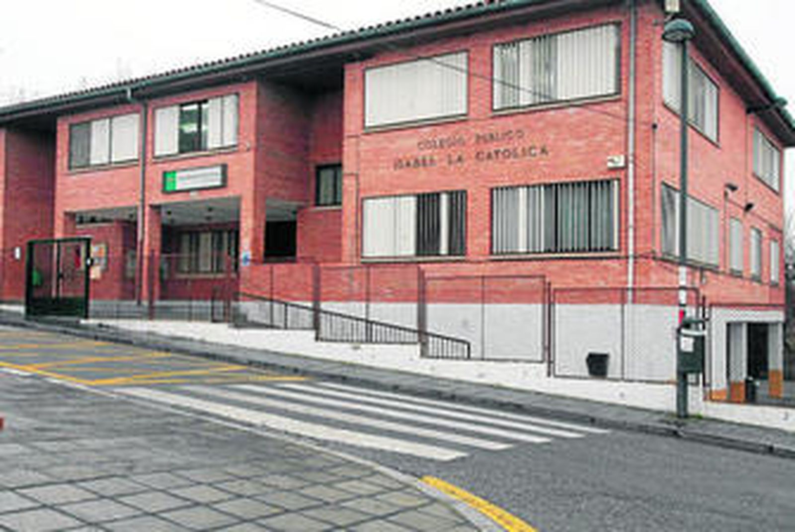 El colegio público Isabel la Católica, de La Zubia, en una imagen de ayer.