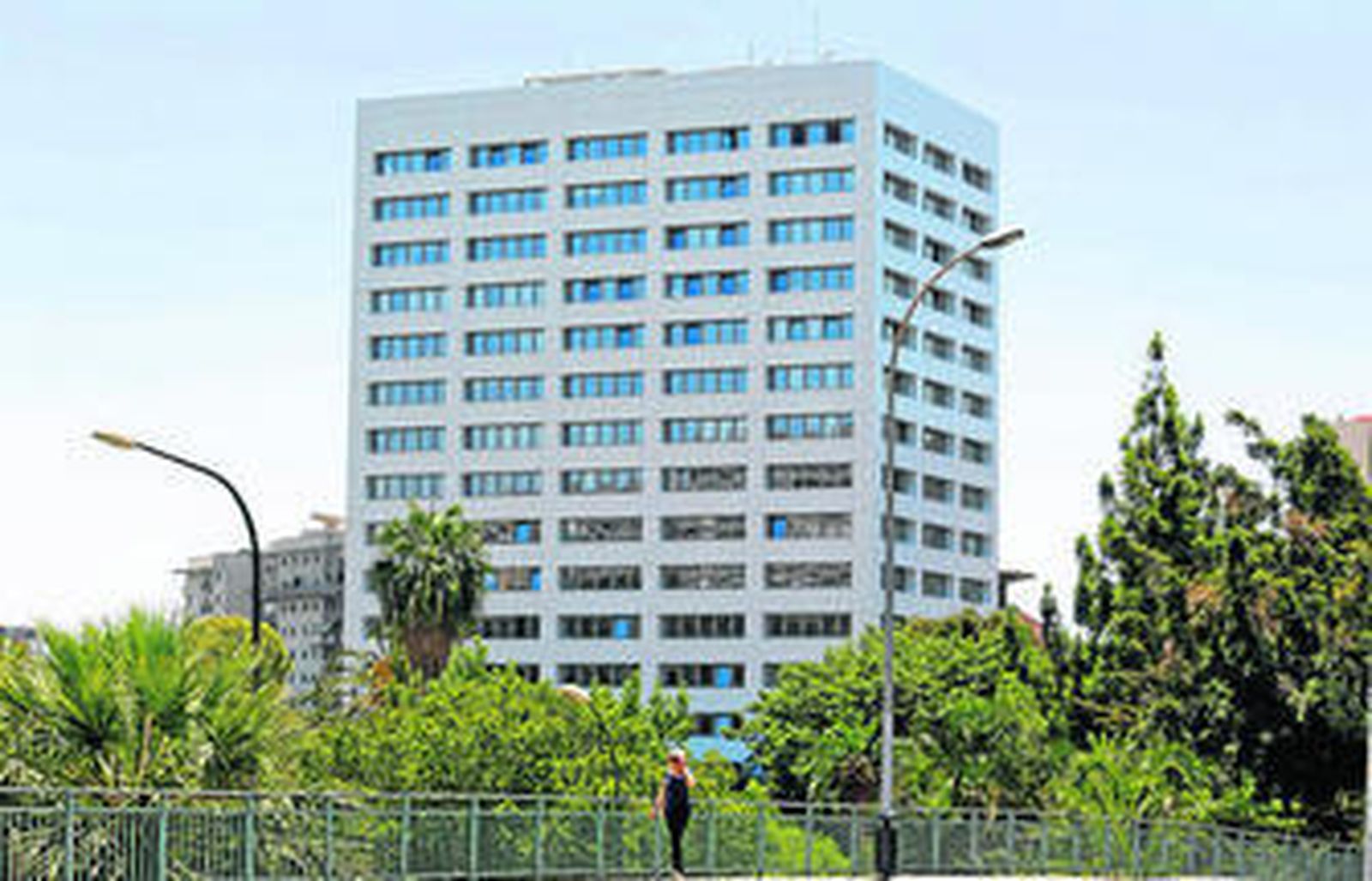 Vista del edificio de la Junta de Andalucía, ahora con la fachada de color blanco.
