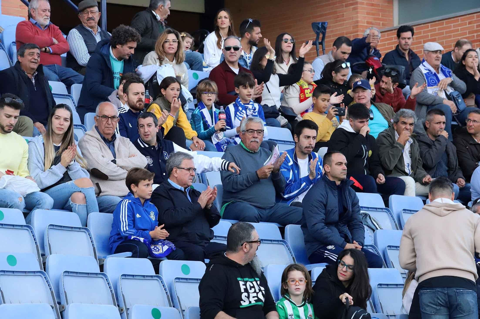 Imágenes del ambiente en las gradas del Nuevo Colombino