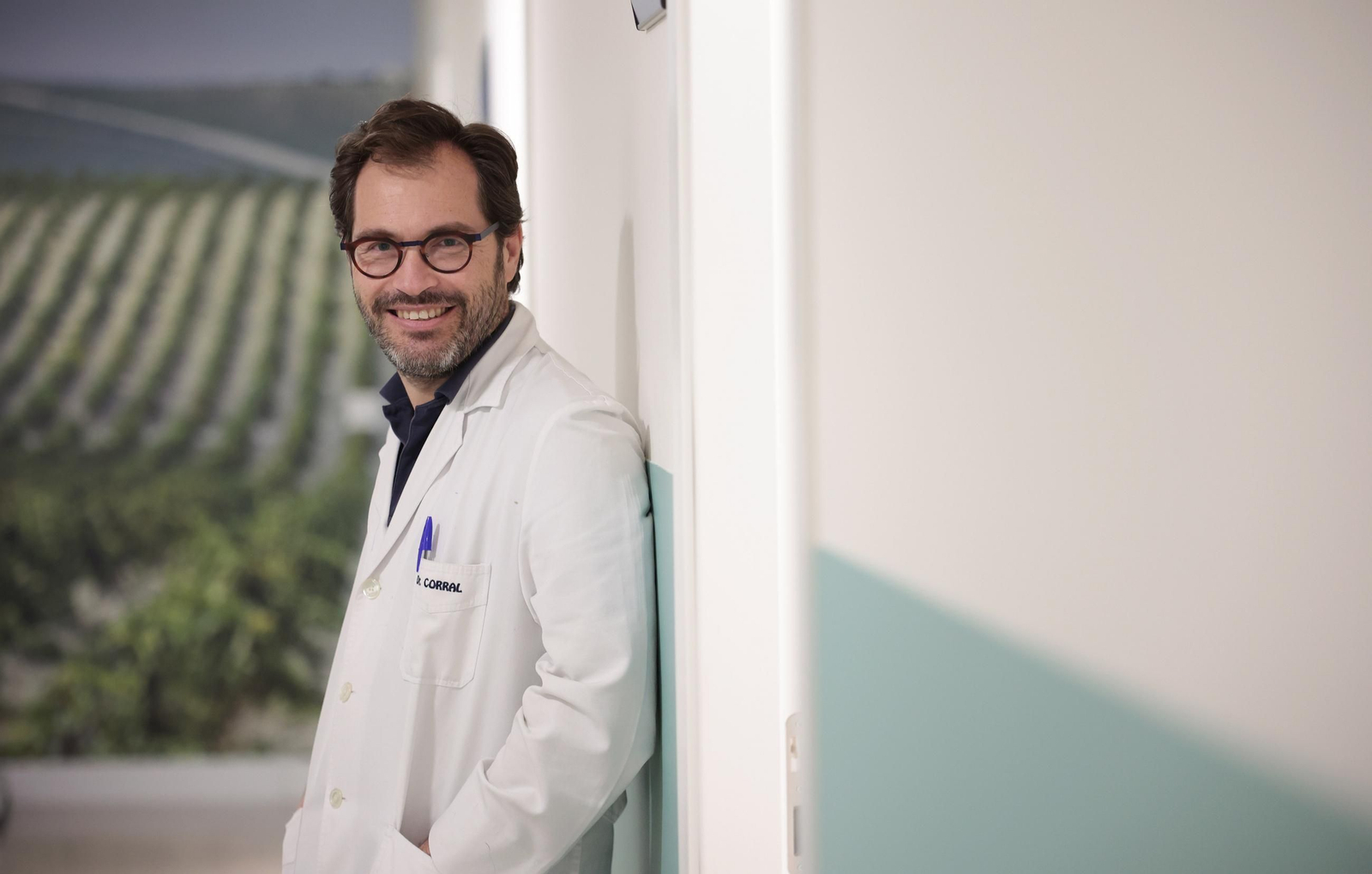 El doctor Jesús Corral Jaime, durante la entrevista en la Unidad de Ensayos Clínicos del Hospital Universitario de Jerez.
