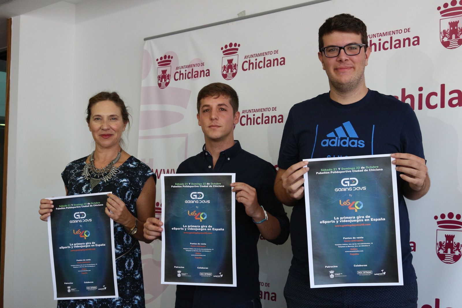 José Alberto Cruz (centro) muestra la cartelería del evento junto a Lourdes Acosta y Francisco Manuel Díaz.