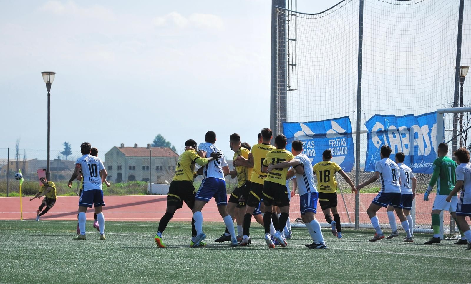 El Cantoria botando un córner en el choque ante el Santa Fe.