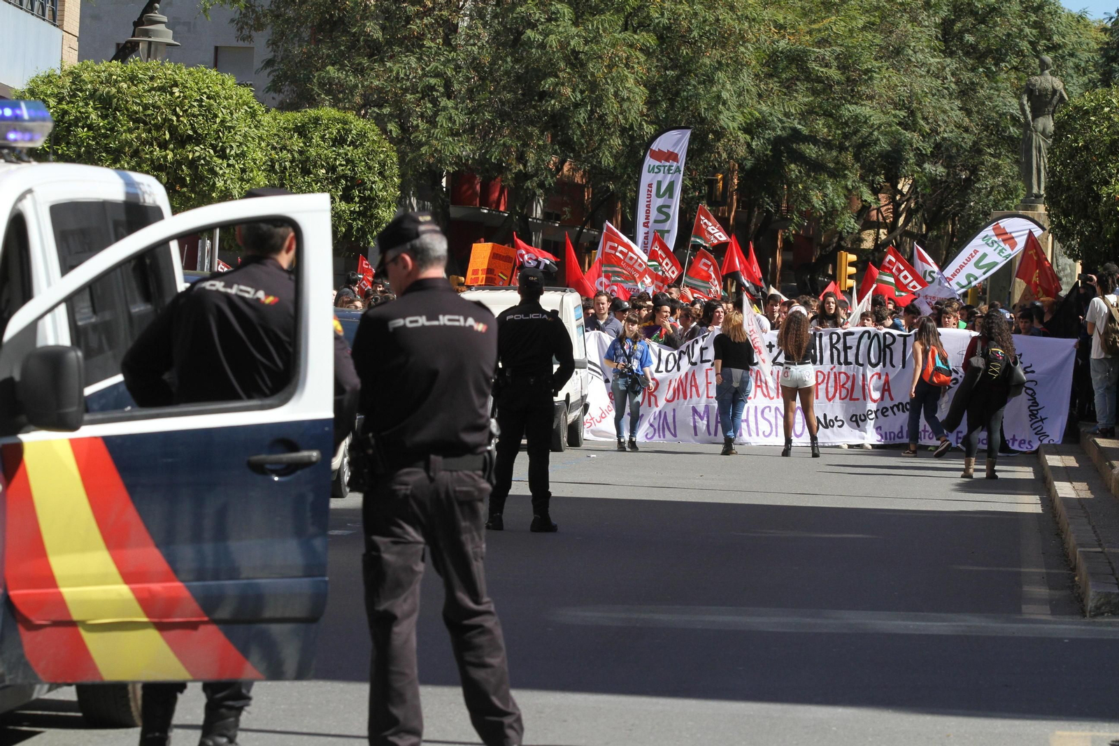Imágenes  de la manifestación contra la Lomce en Huelva