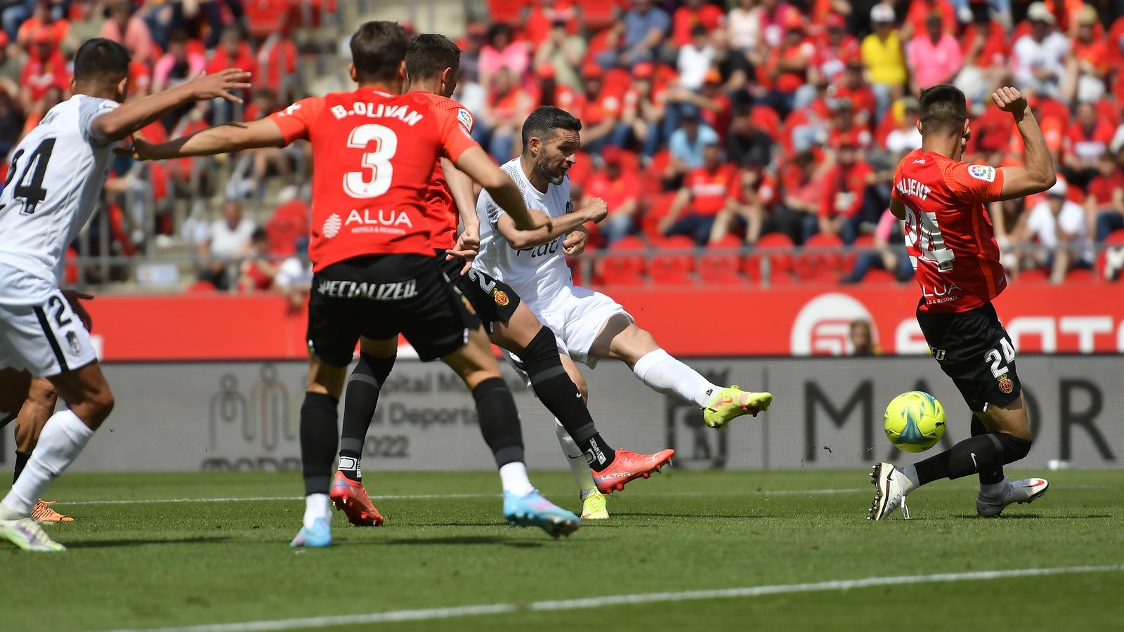 Jorge Molina dispara con la izquierda para hacer el sexto.