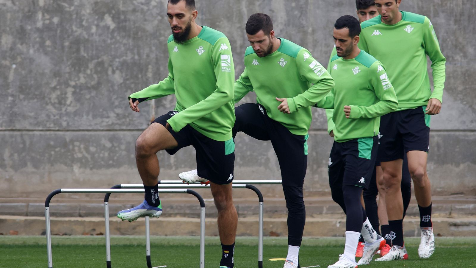 Borja Iglesias, Aitor Ruibal, Juanmi y Édgar realizan un ejercicio.