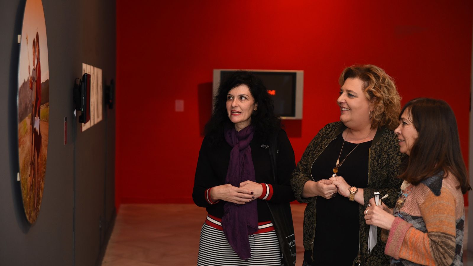 La autora de la retrospectiva posa junto a la diputada provincial de Cultura, Fátima Gómez.