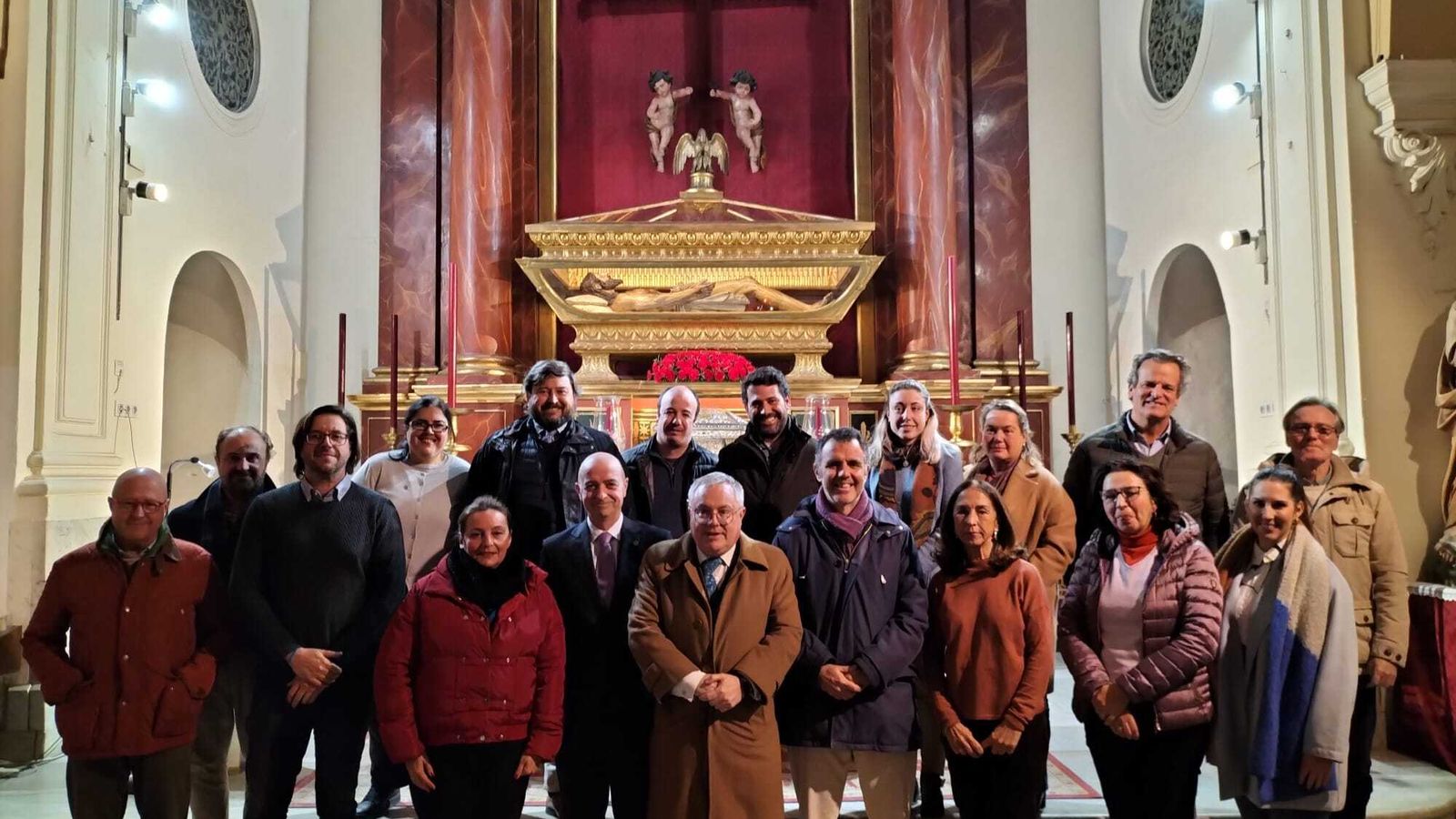 Los diputados de caridad y acción social reunidos en el Santo Entierro.