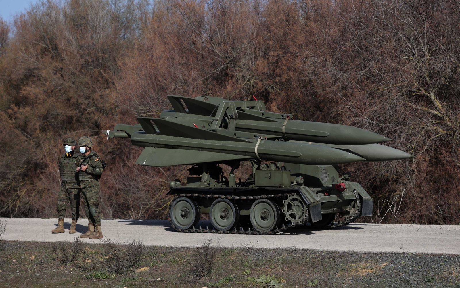 La visita de Margarita Robles a la Base del Copero en imágenes