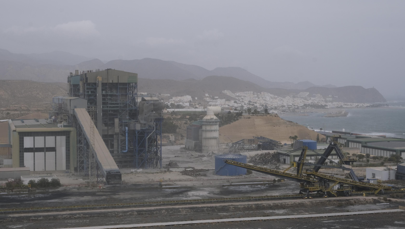 El derribo de la Torre Litoral de Endesa en Carboneras, en imágenes