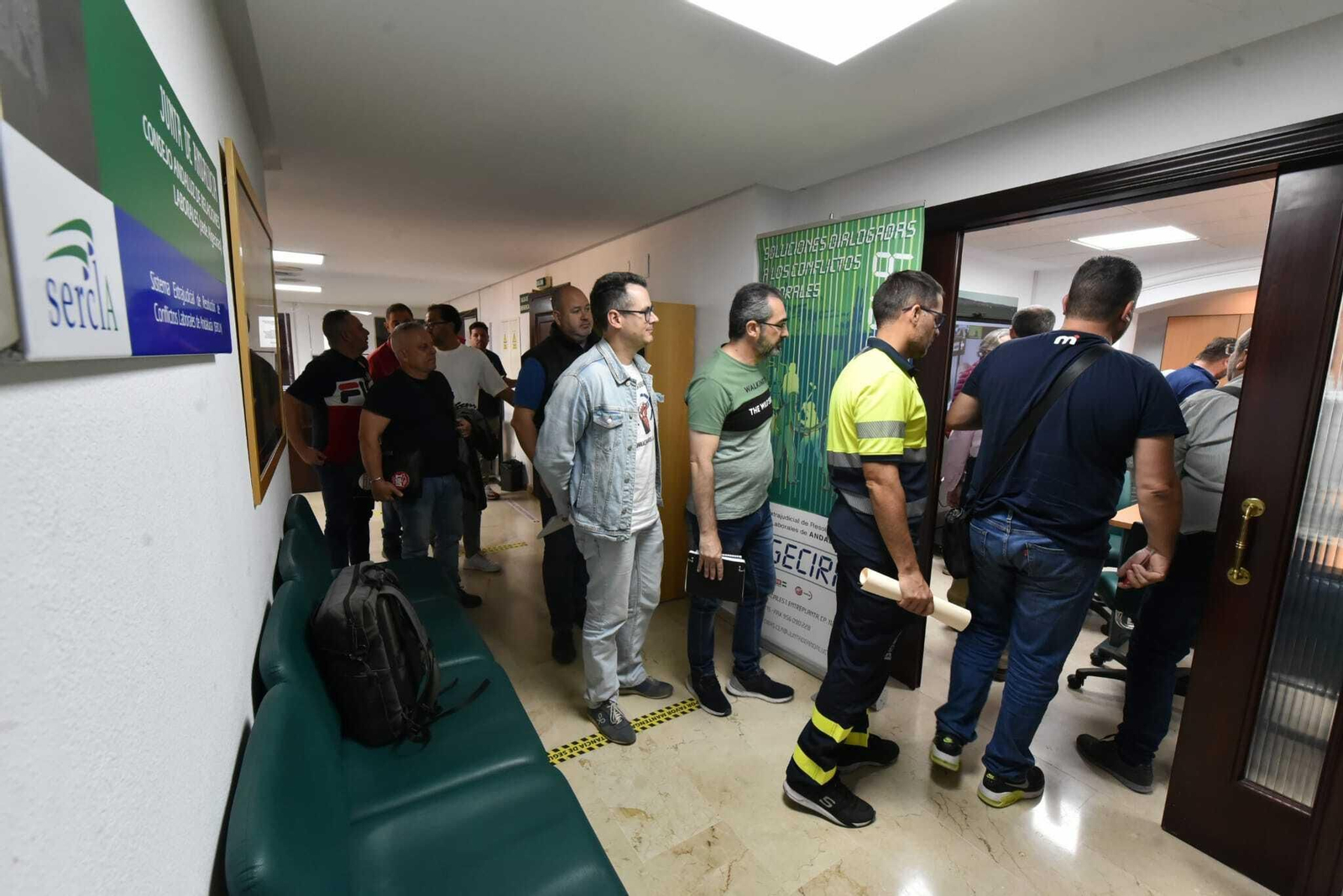 Los representantes del comité de empresa entran a la sesión de mediación, esta mañana.