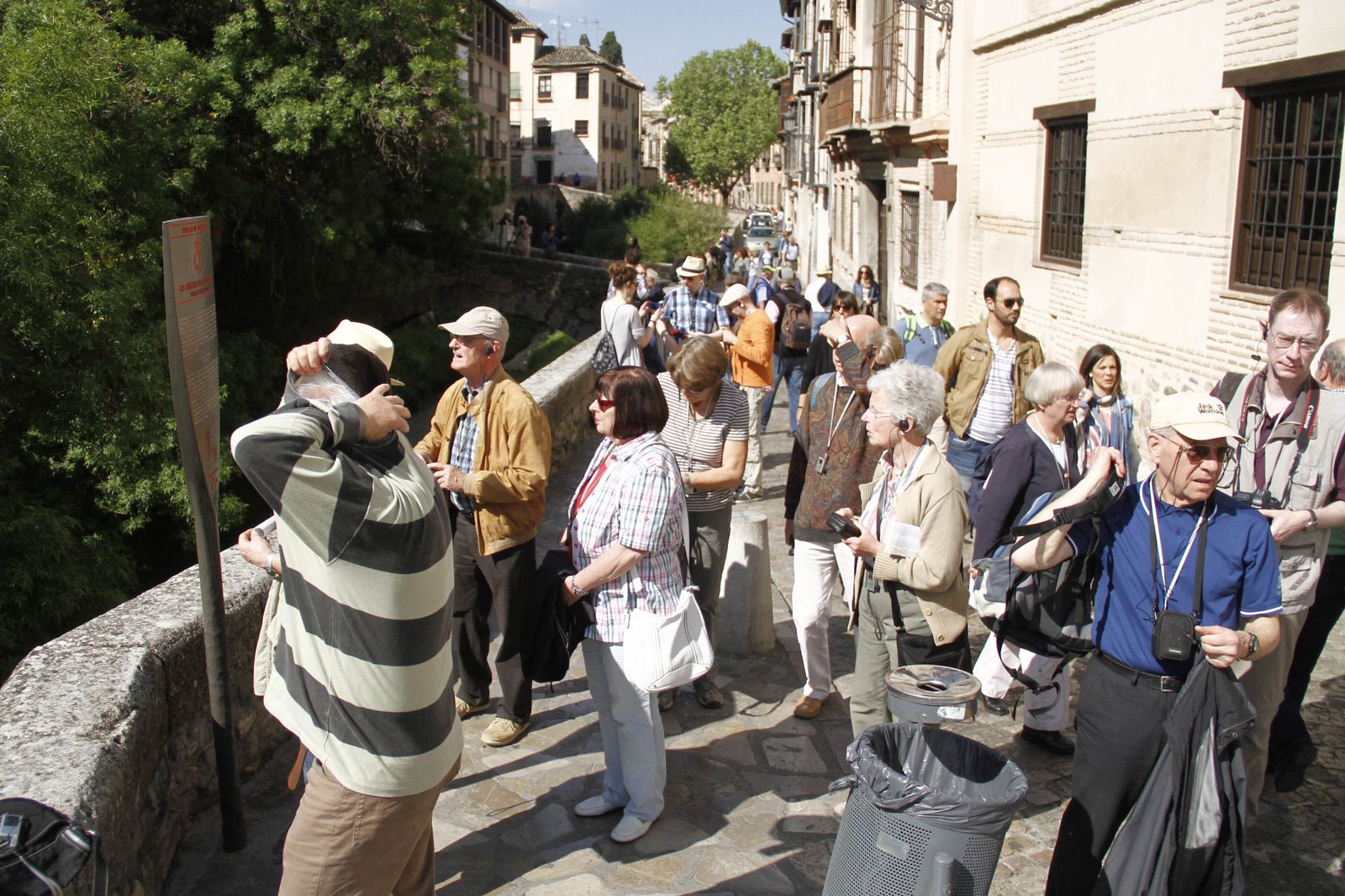 Un grupo de turistas pasea por la Carrera del Darro del Granada