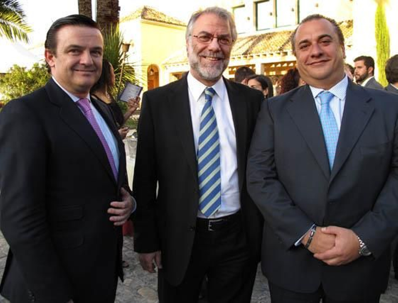 Álvaro Muñoz de las Casas (director de Empresas y Administraciones Públicas) y José Rocillo (director general), ambos de Territorio Sur de Telefónica, y Manuel Mateos, director general de Siemens.

Foto: Victoria Ramírez