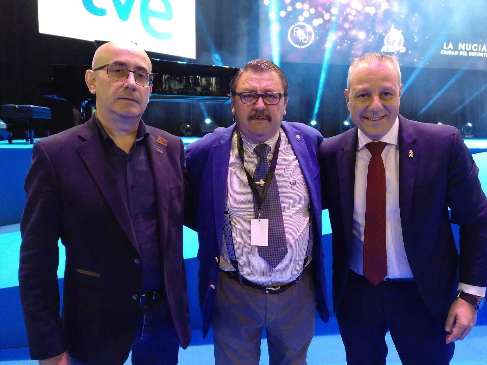 El balonmano está muy presente en la vida de Quique Lafuente. Aquí le vemos junto al presidente de la Federación Española, Paco Blázquez, a su izquierda, y el seleccionador español Jordi Ribera, a su derecha, en un Congreso de Periodistas Deportivos en Alicante.