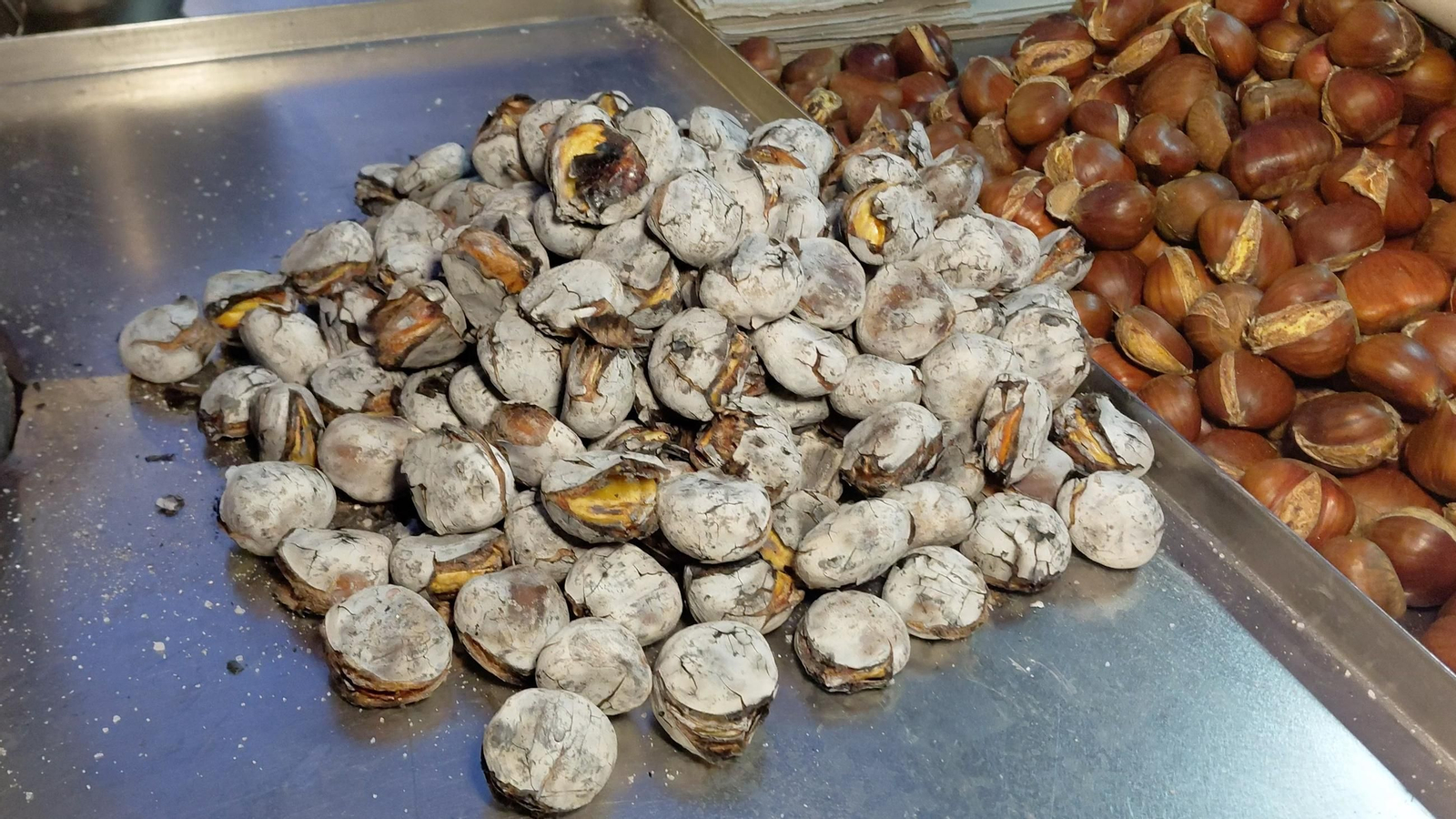 Las castañas asadas de Macarena se venden en tres tamaños de cucuruchos: de dos euros a cinco euros