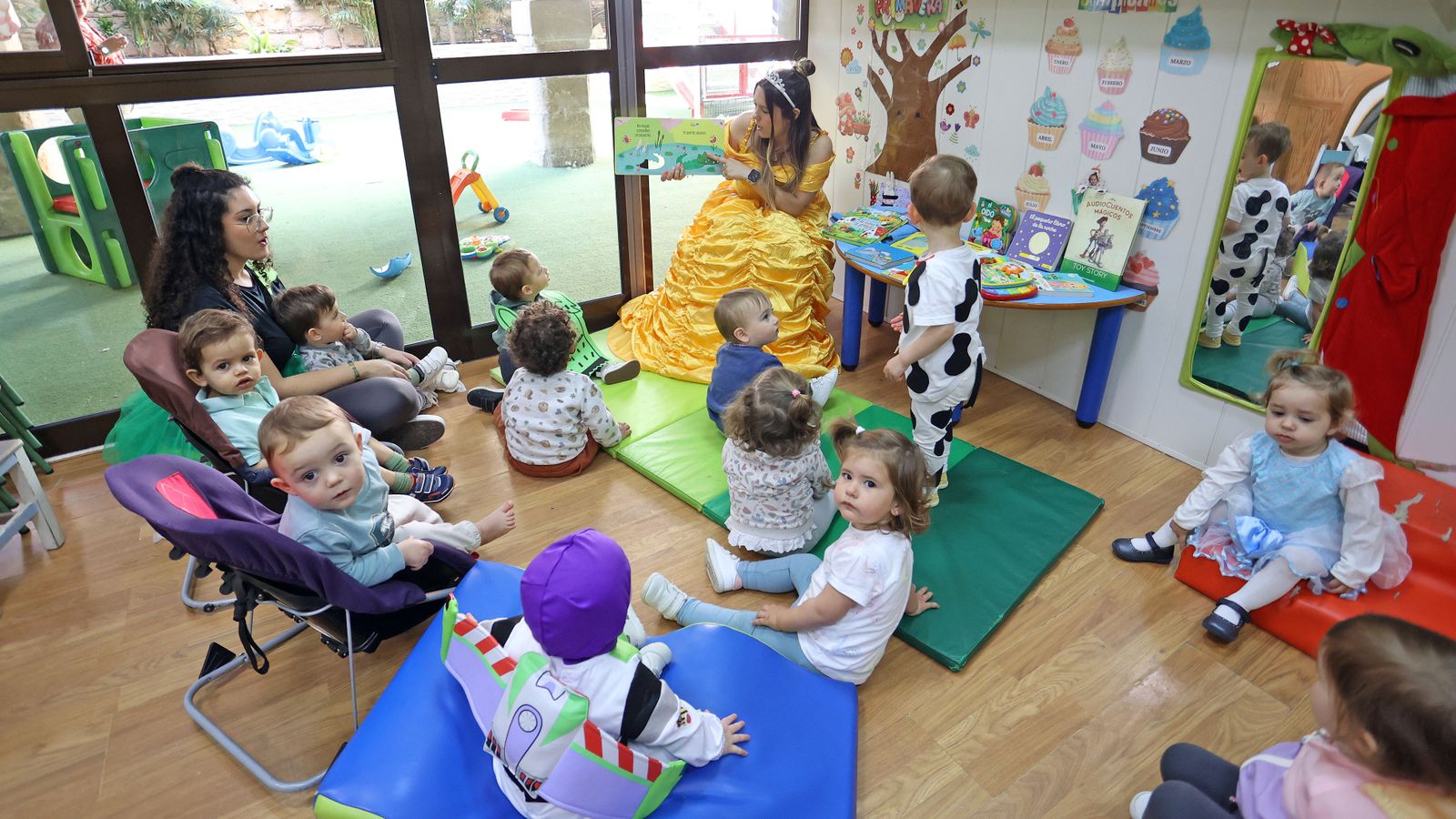La guardería Centro se disfraza por el día del libro