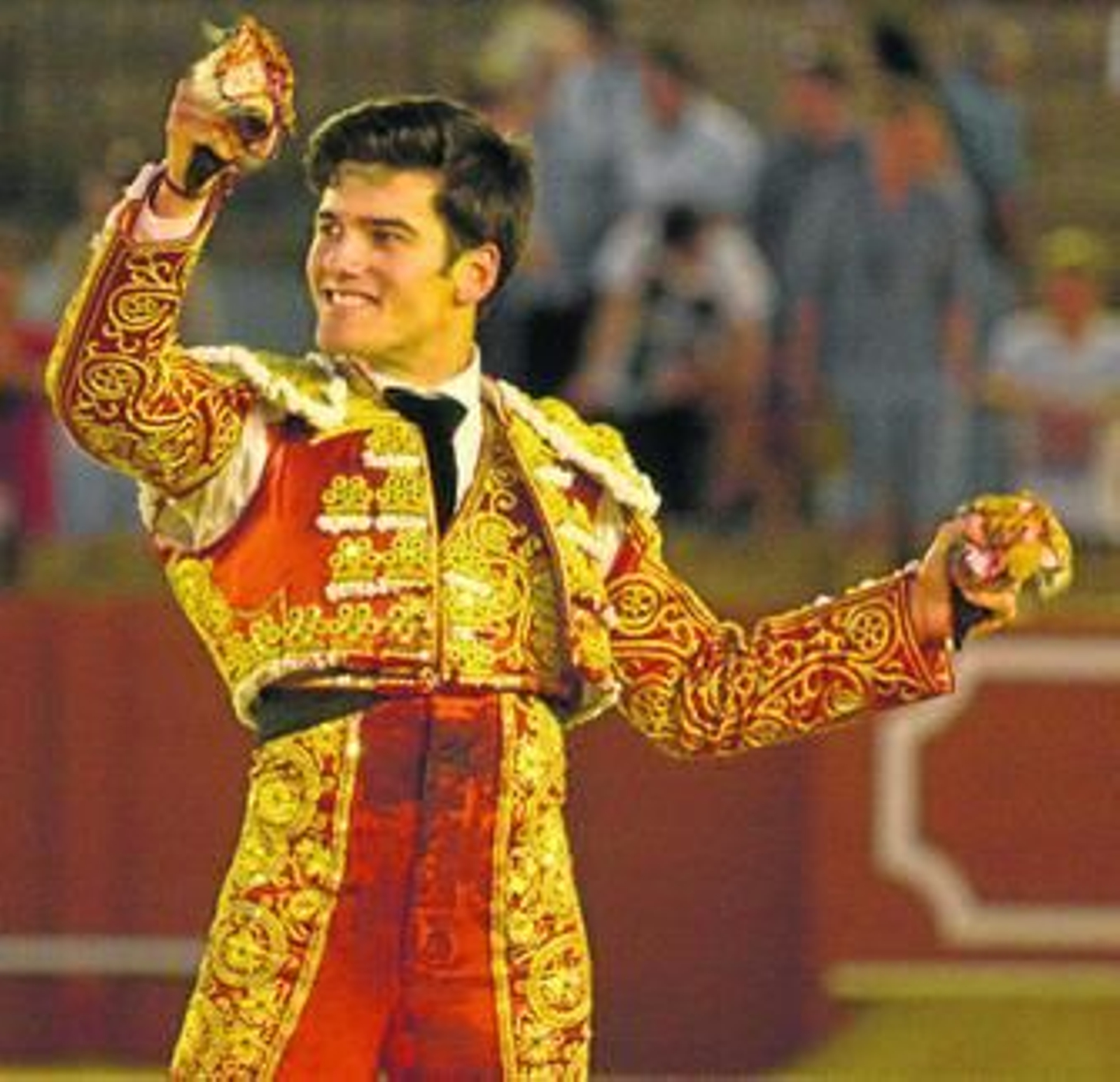 José Garrido, con las dos orejas que cortó al sexto novillo en el festejo del pasado domingo en Sevilla.