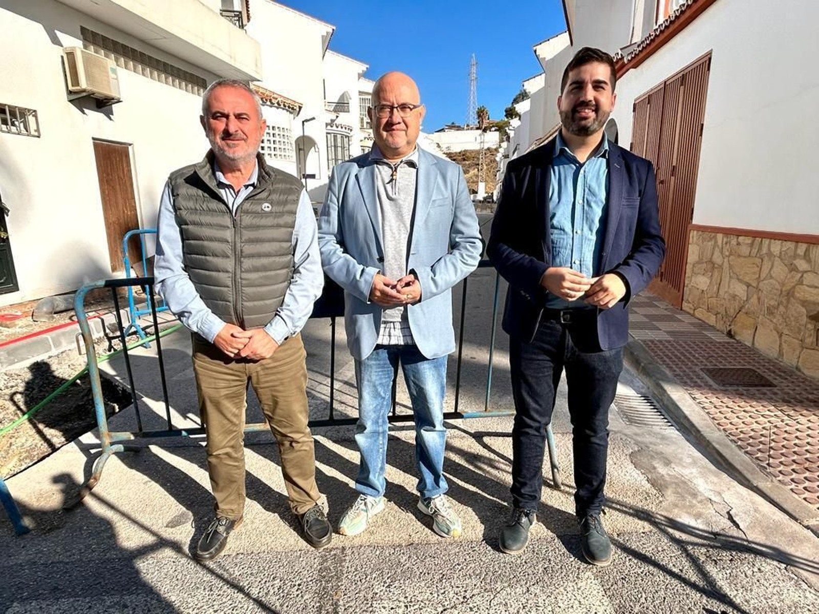 Jesús María Claros, concejal de Infraestructuras, junto a Jesús Pérez Atencia, primer teniente de alcalde del municipio y David Segura, teniente de alcalde de La Caleta