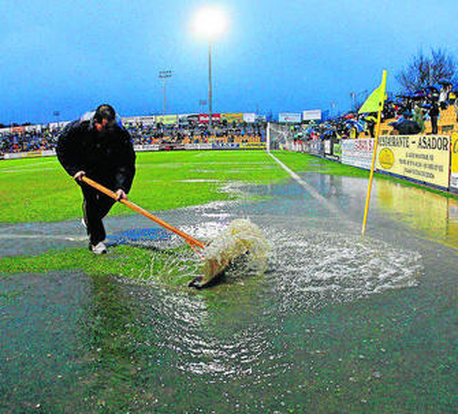 La lluvia hizo que el encuentro comenzara una hora tarde.