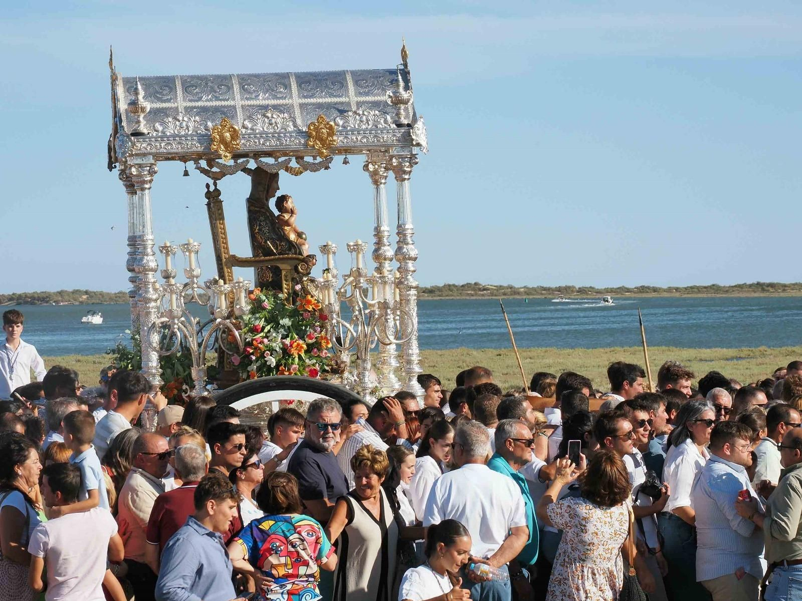 Imágenes del desembarco de la Virgen de la Bella en el Terrón de Lepe