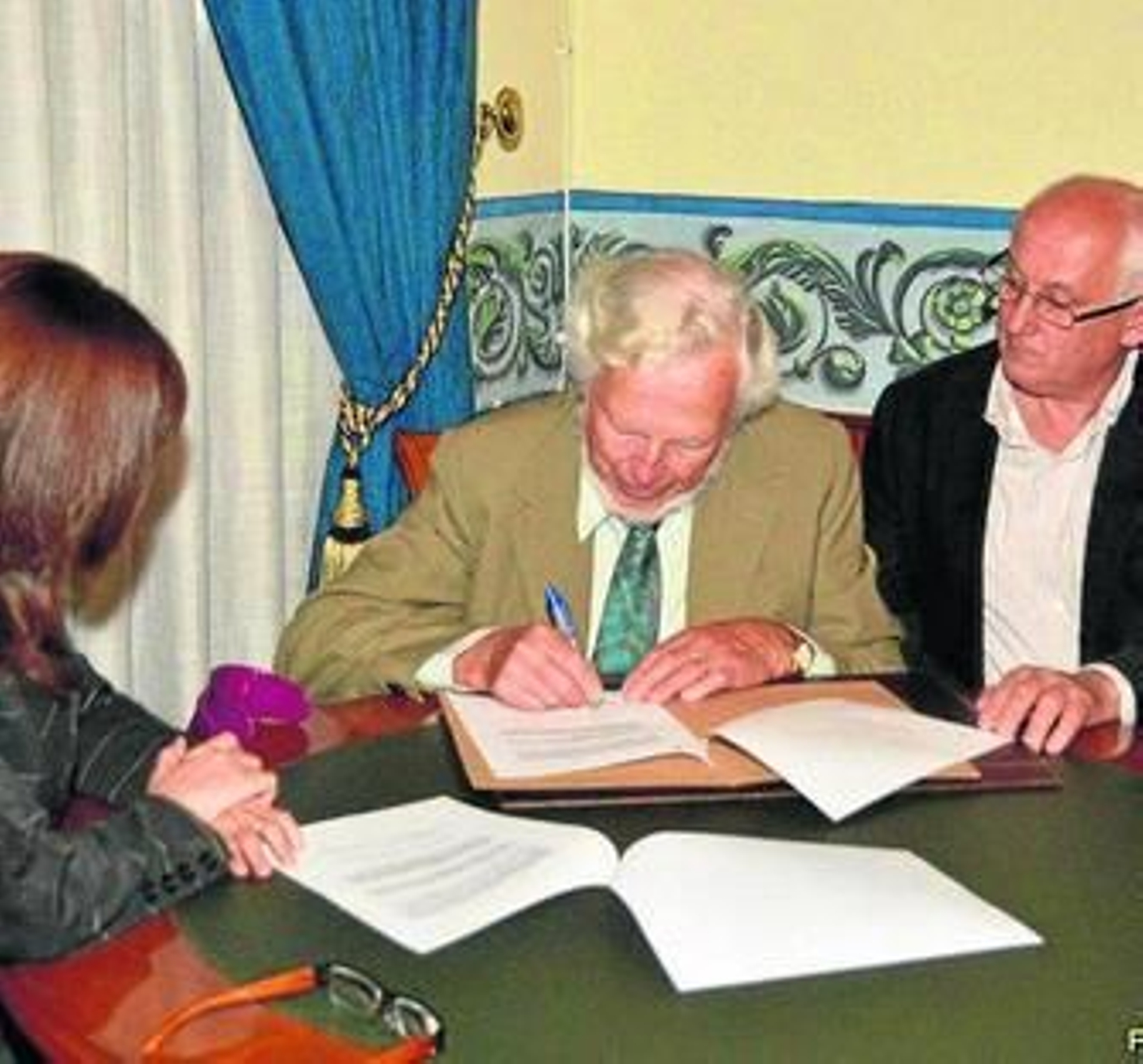 Hermanfrid Schubart durante la firma de la cesión.