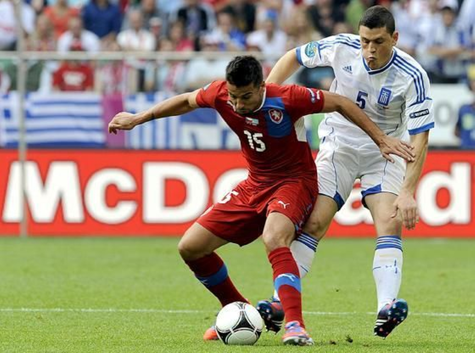 La República Checa vence a Grecia con dos goles en los primeros cinco minutos de partido.

Foto: EFE