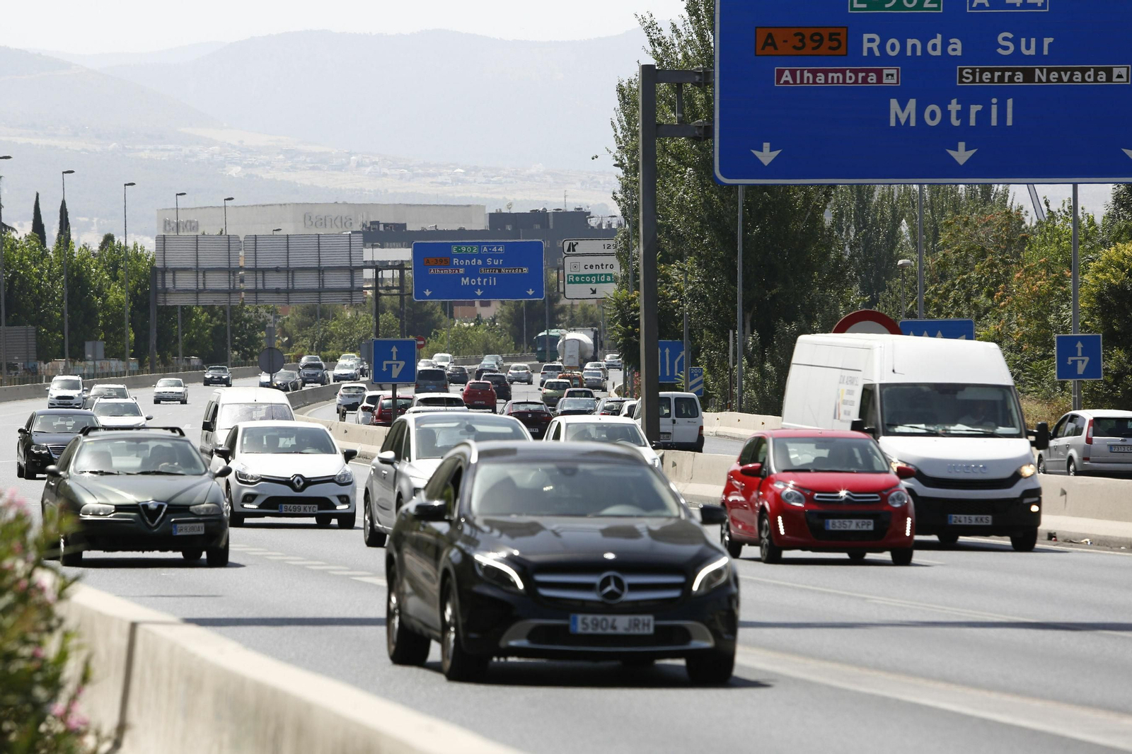 Vehículos discurren por la A-44 a su paso por Granada capital.