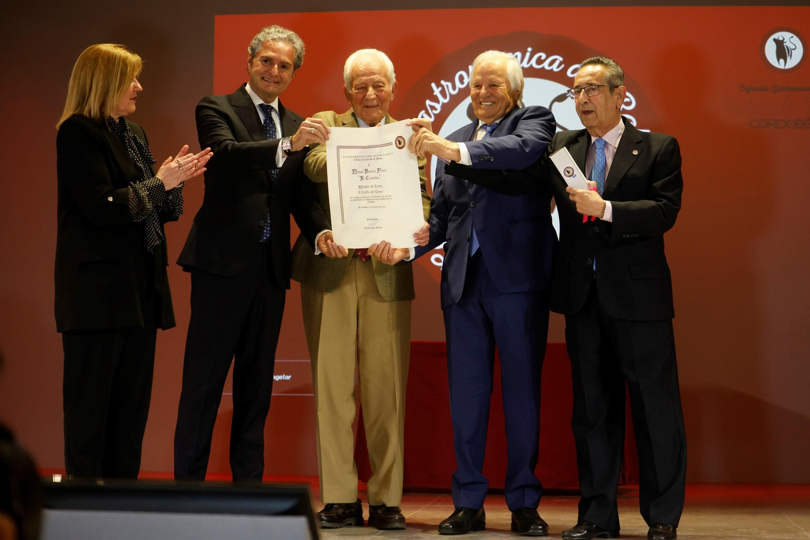 El Cordobés, cofrade de honor de la Cofradía Gastronómica del Rabo de Toro