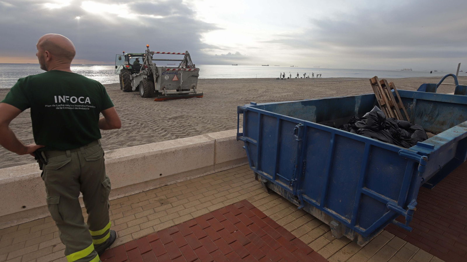 Fotos de las labores de limpieza en la playa de Santa Barbara por el nuevo vertido del 'OS 35' en La Línea