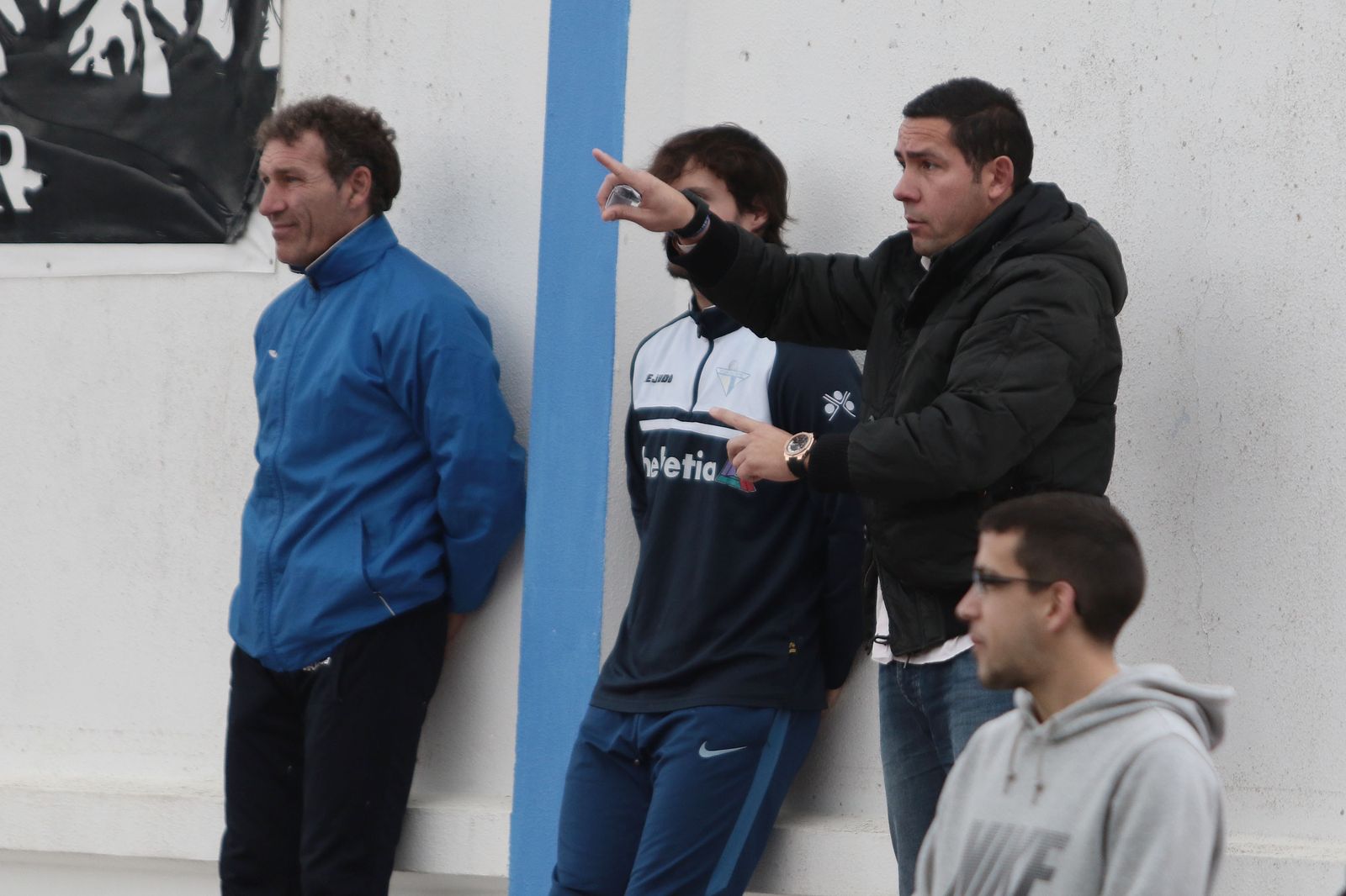 Alberto Vázquez, que acabó muy satisfecho del esfuerzo de sus pupilos, aplaude una acción de su equipo.