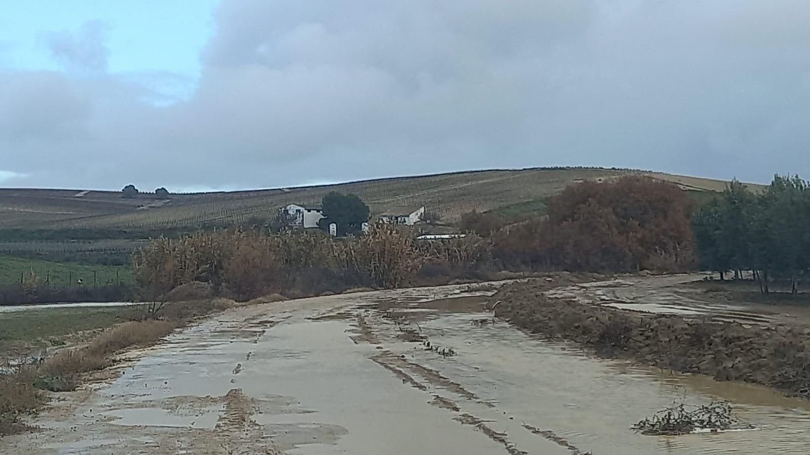 Acceso a Macharnudo, tras las lluvias de enero.