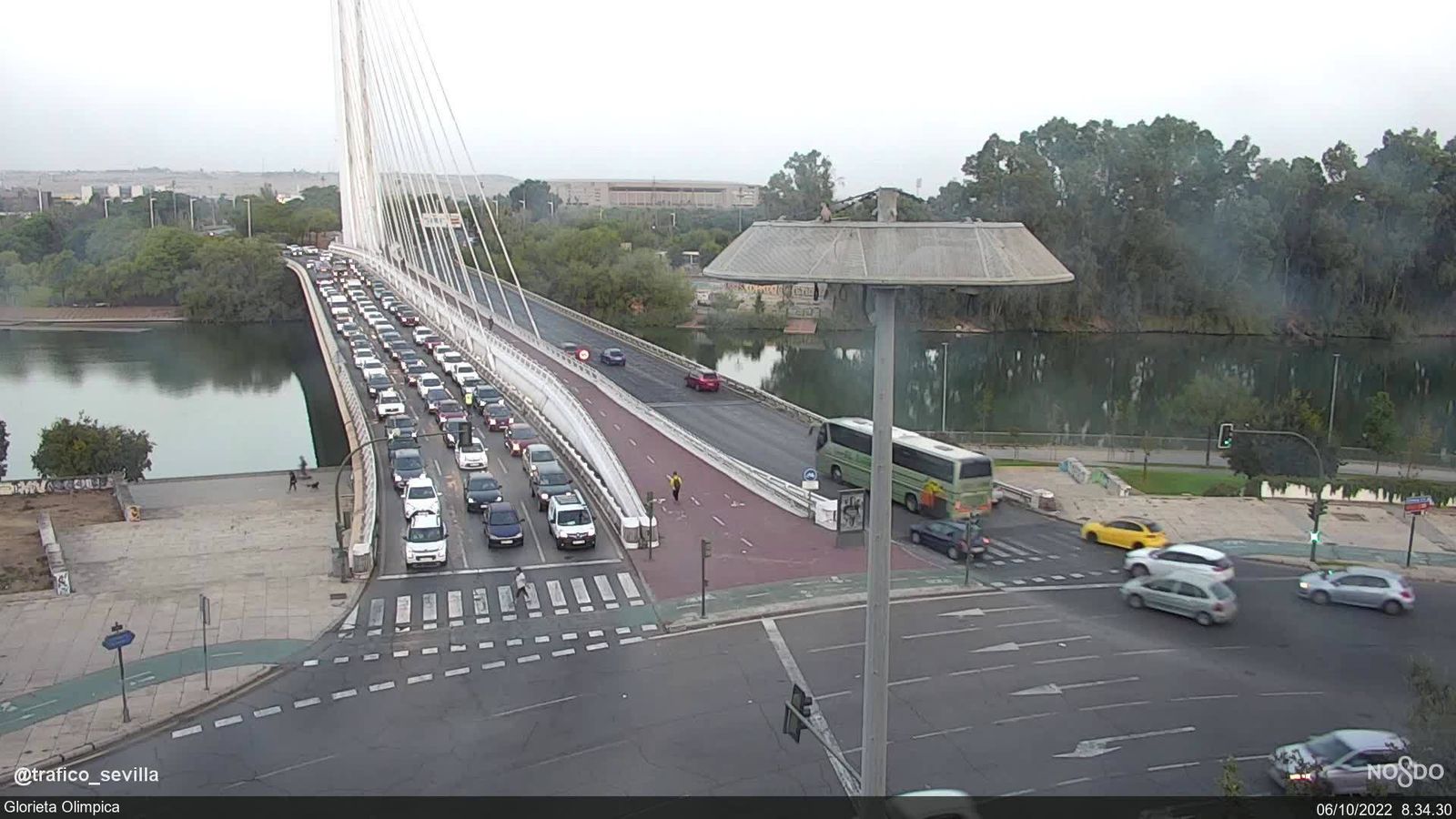Tráfico intenso en el puente del Alamillo