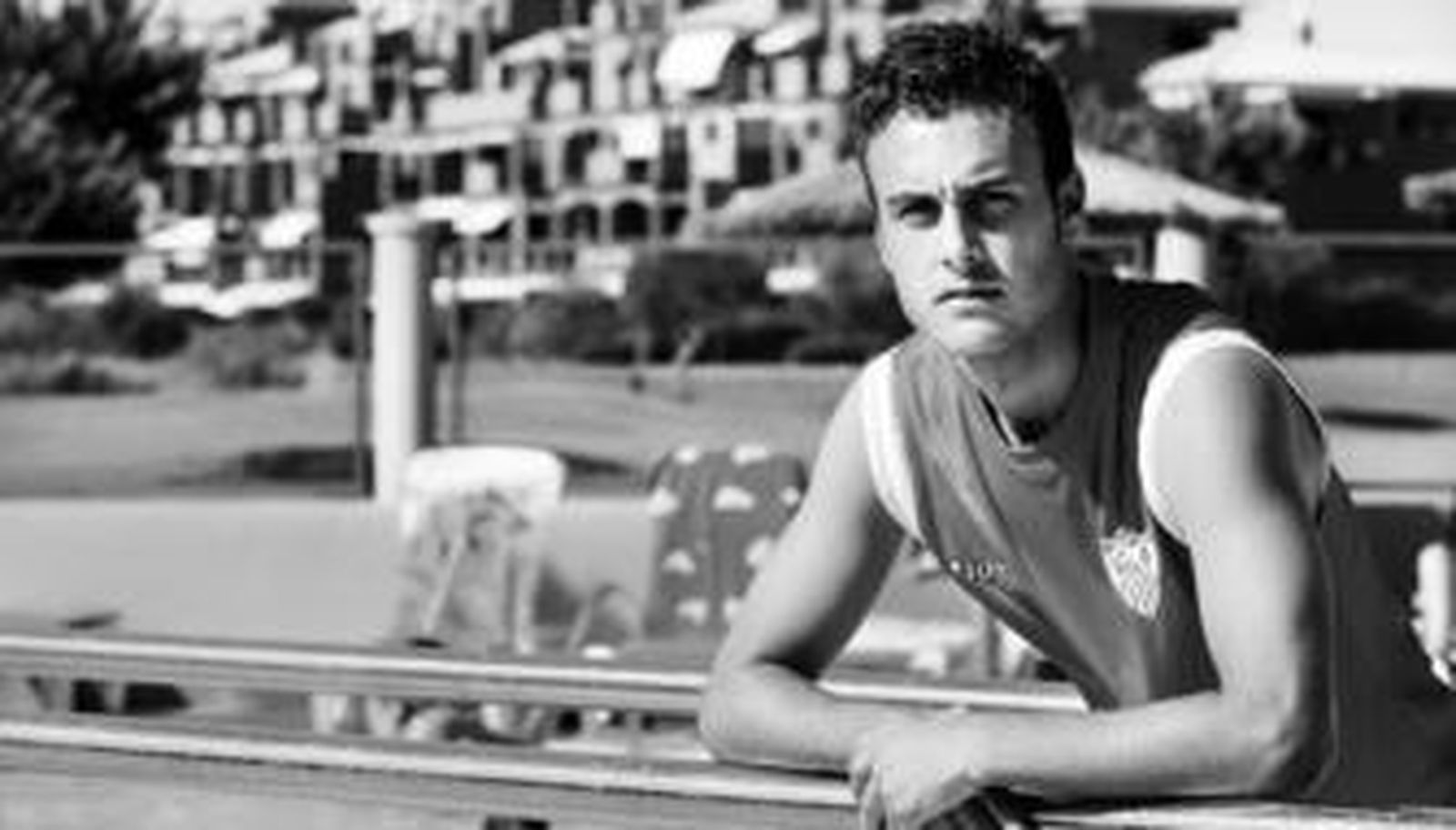 El juvenil Cala posa en la piscina del hotel donde está concentrado el Sevilla en Costa Ballena.