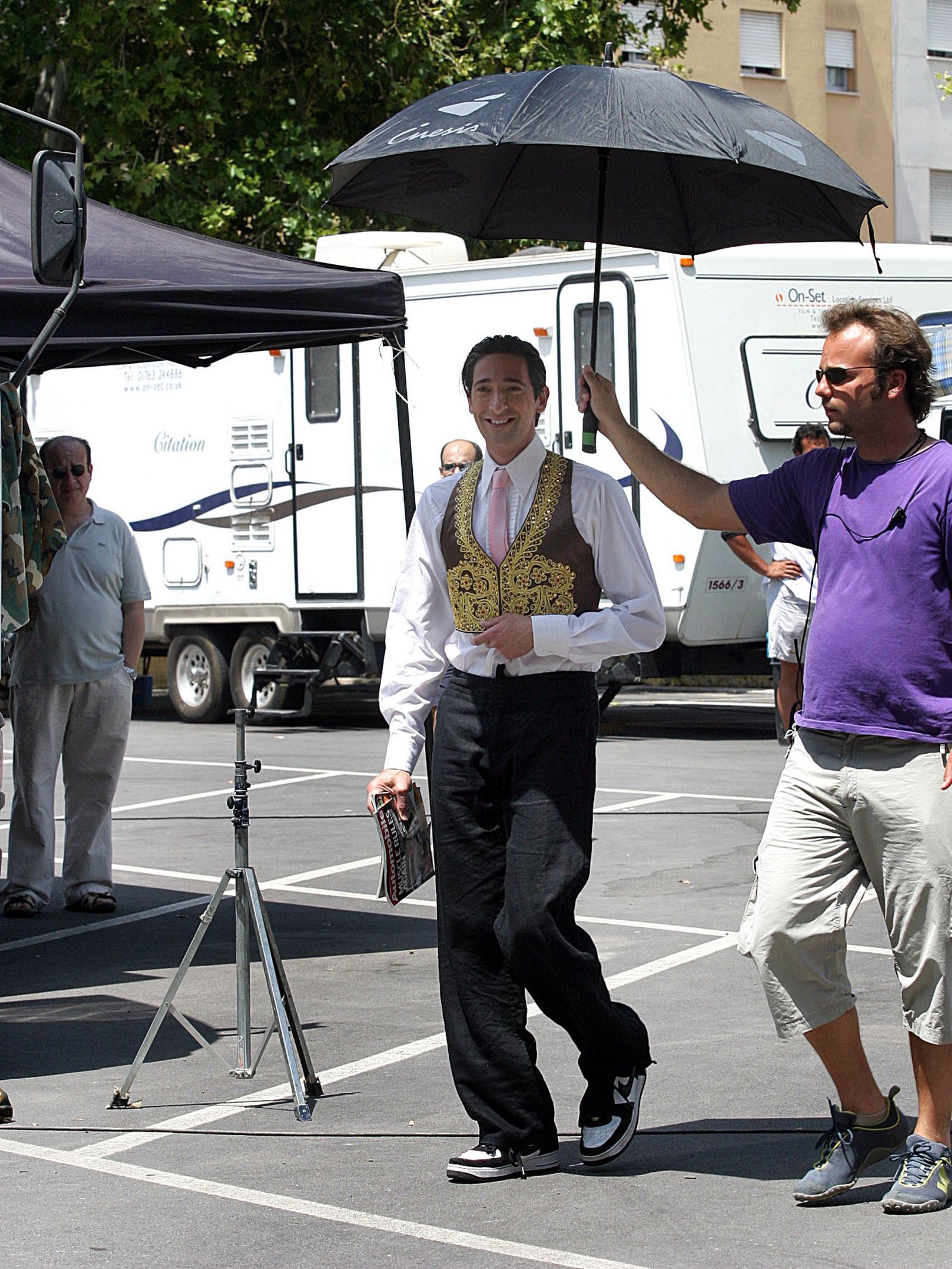Adrien Brody, en los aparcamientos de la Plaza de Toros, durante un descanso en el rodaje de 'Manolete'  en el 2006.