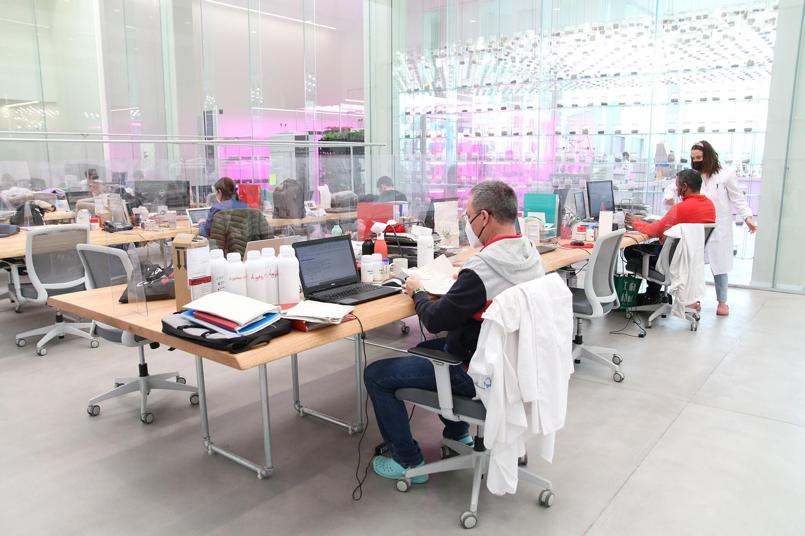 Fotogalería de la visita de Juan Marín a Kimitec, al PITA y a Unica Group