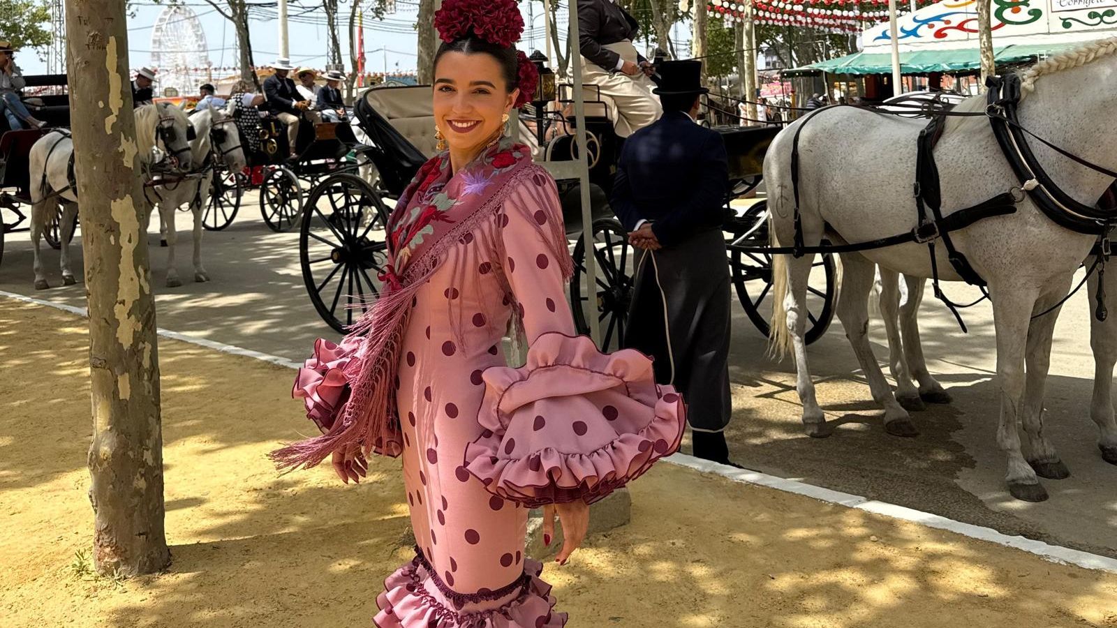 Lourdes Pérez Borrego, con uno de sus diseños en la Feria de El Puerto.