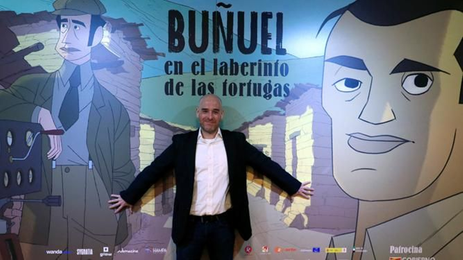 Salvador Simó posa junto a un cartel de su película.