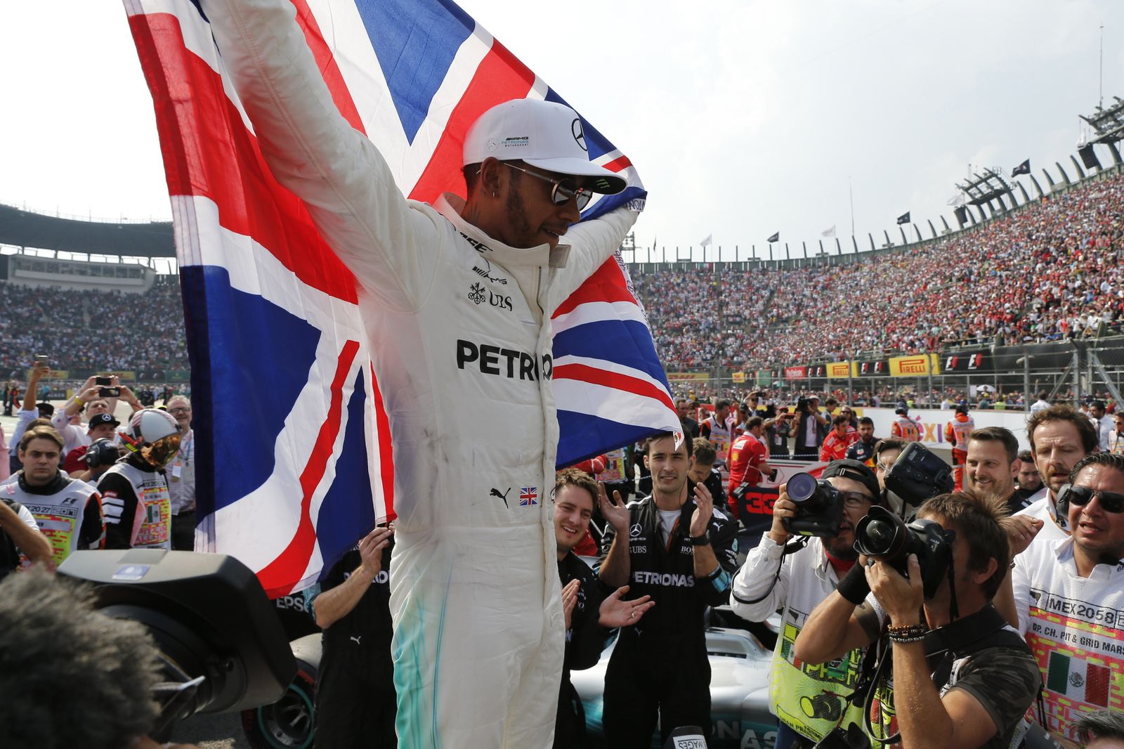 Hamilton celebra su triunfo con una bandera británica.