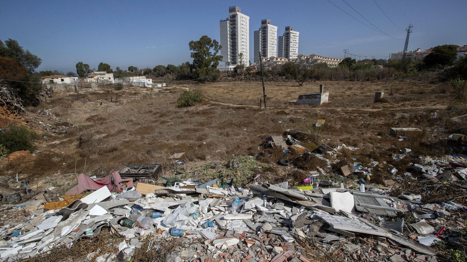 Otra parcela convertida en un vertedero, en el camino del Reverbero.