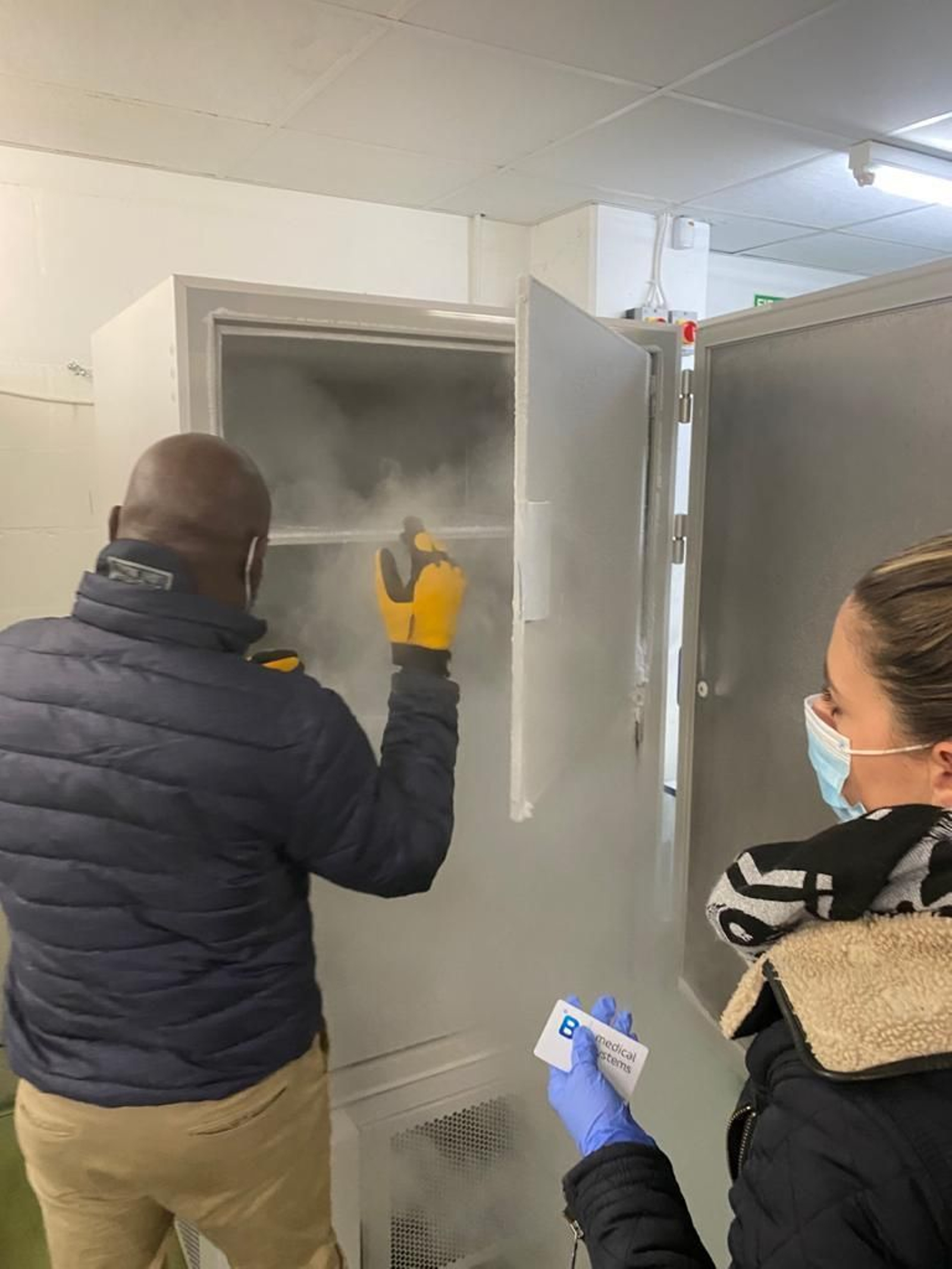 Un técnico extrae las vacunas congeladas.