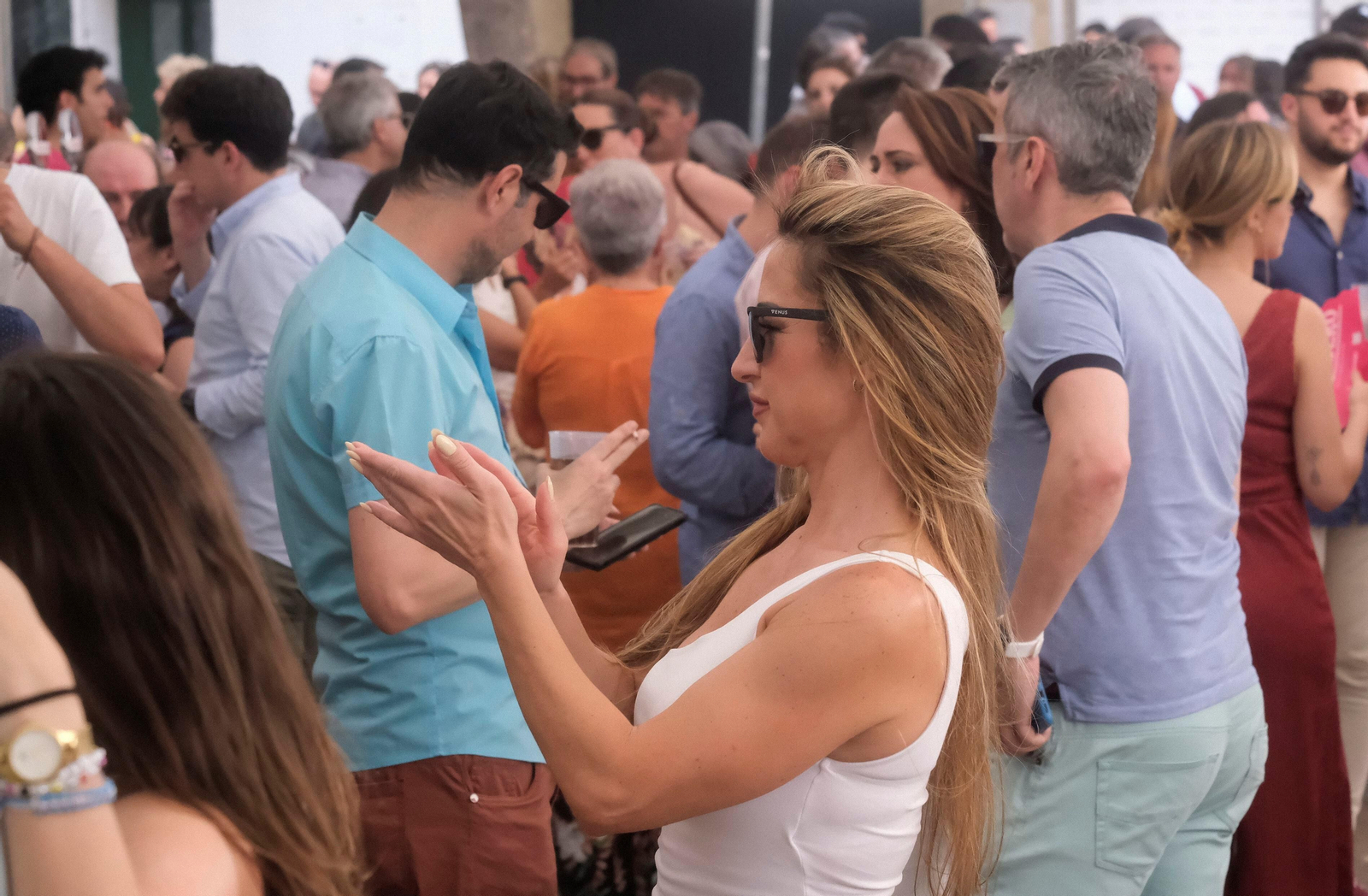 Ganas de fiesta a las puertas del fin de semana en las Cruces de Mayo de Córdoba, en imágenes