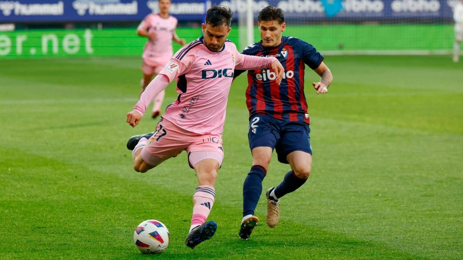 Sebas Moyano busca un disparo en la pasada temporada con el Real Oviedo.