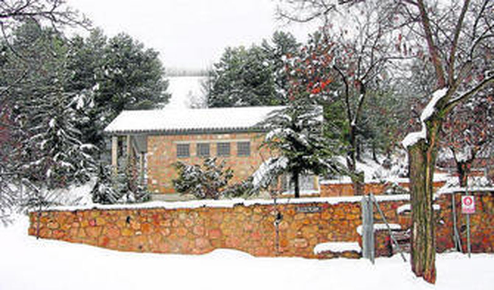 El camping se convierte, con la llegada del invierno y las nevadas, en punto de encuentro de muchas autocaravanas.