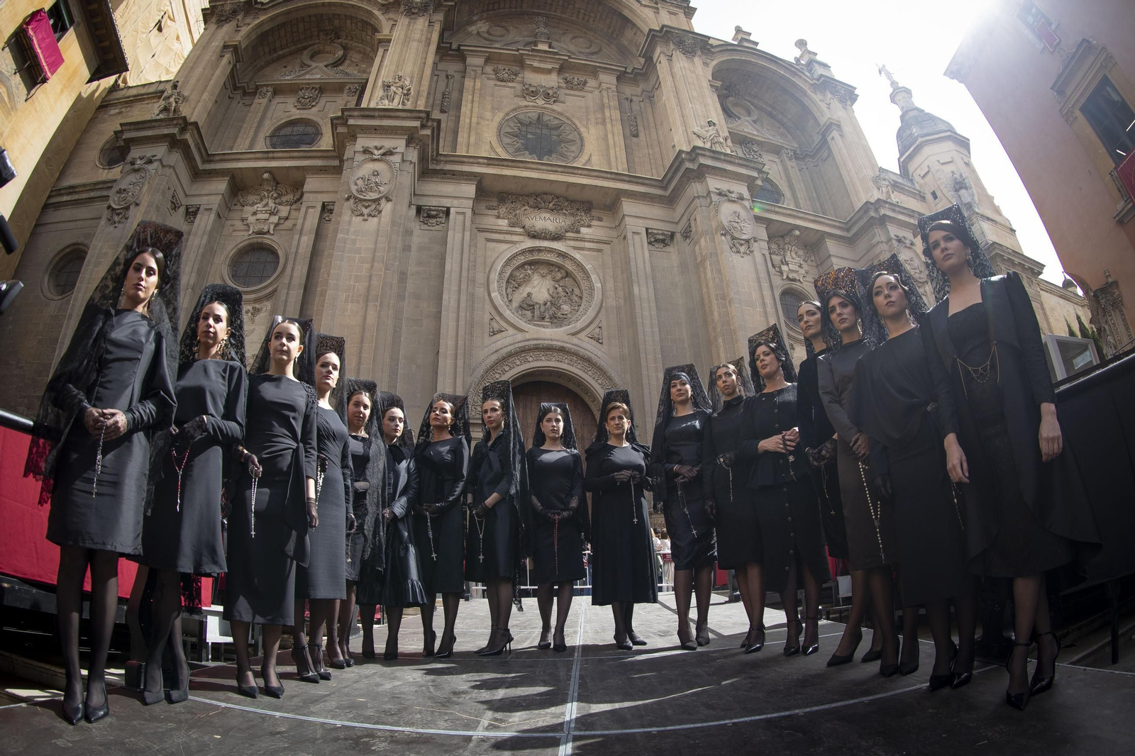 Las mantillas toman Granada en el Viernes de Dolores