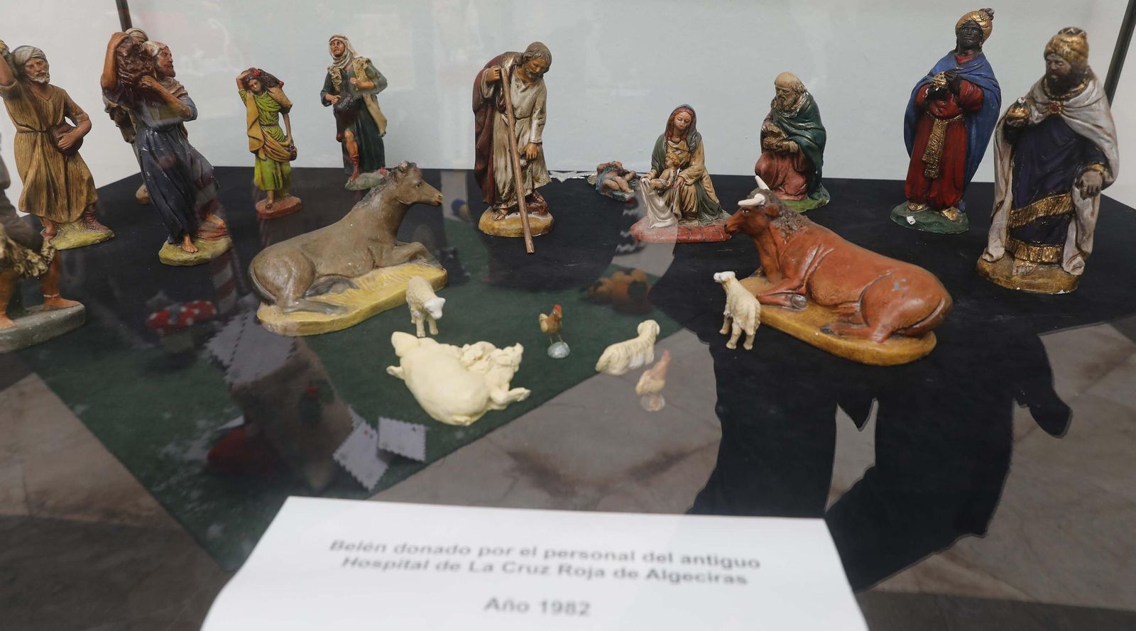 Hilos de Navidad: Las tejedoras de Recrearte llenan el Museo Municipal de Algeciras con las decoraciones en coché